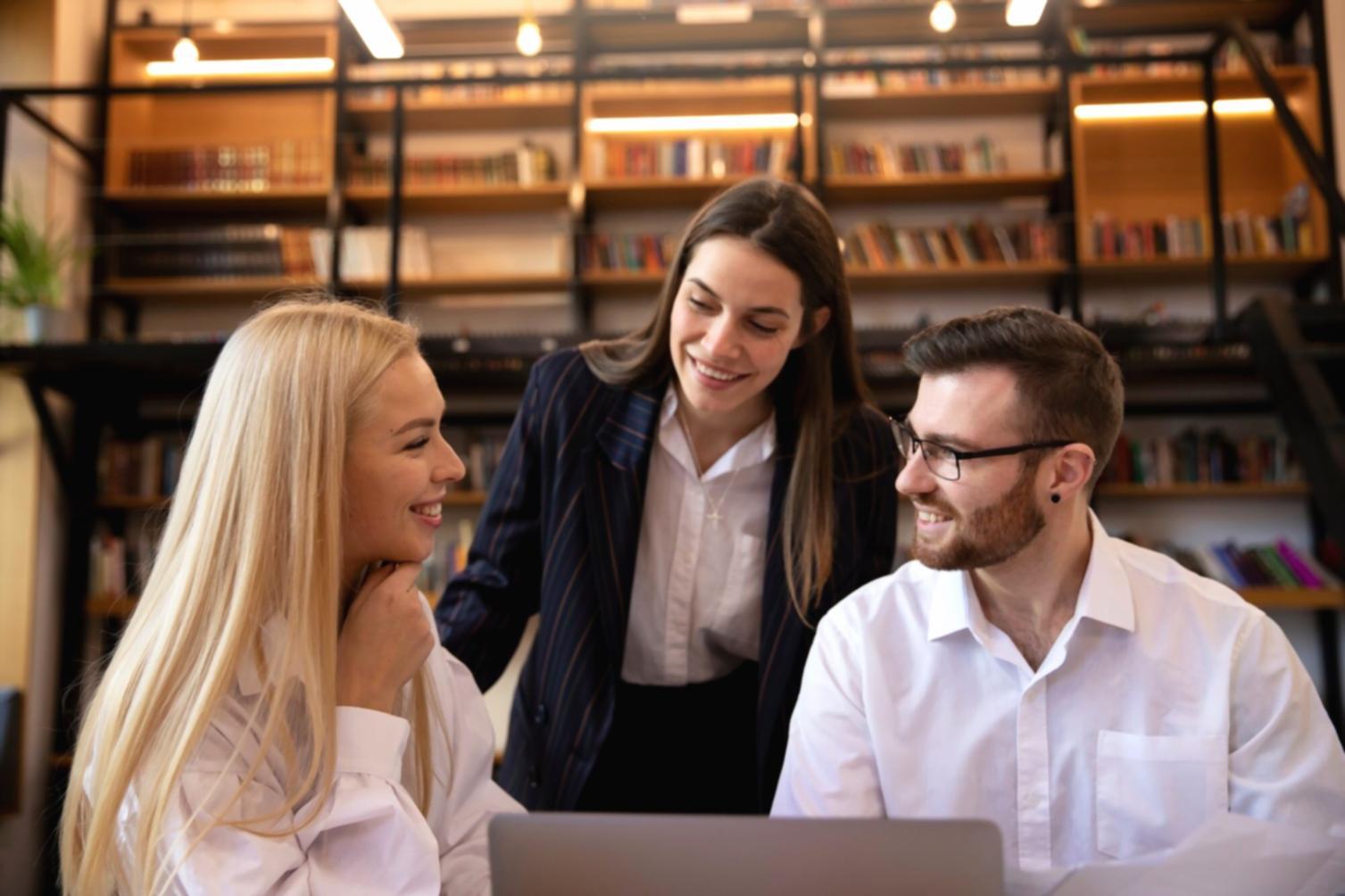 Finanzplanung Arbeitsplatz mit Dokumenten und Taschenrechner